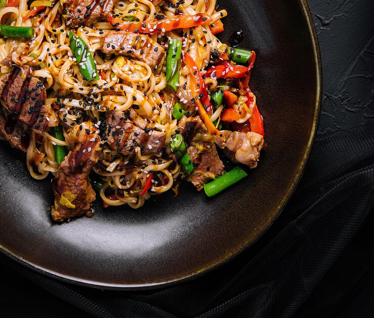 Fideos salteados con verduras y ternera