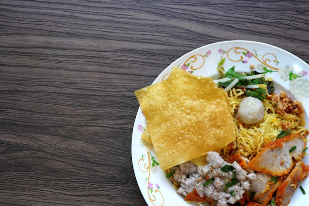 Fideos secos chinos al huevo con bola de cerdo rojo asado y verduras