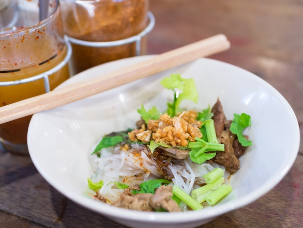 Fideos secos con estofado de carne de vacuno en la tienda local en Bangkok, Tailandia