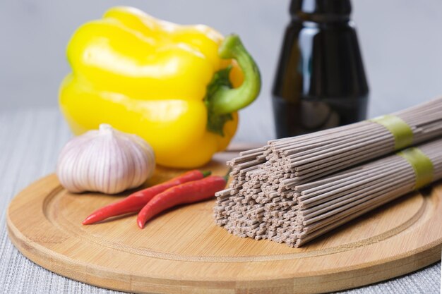 Fideos secos de trigo sarraceno Soba e ingredientes para preparar un plato asiático