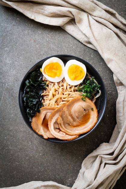 Fideos shoyu ramen con cerdo y huevo - estilo de comida japonesa