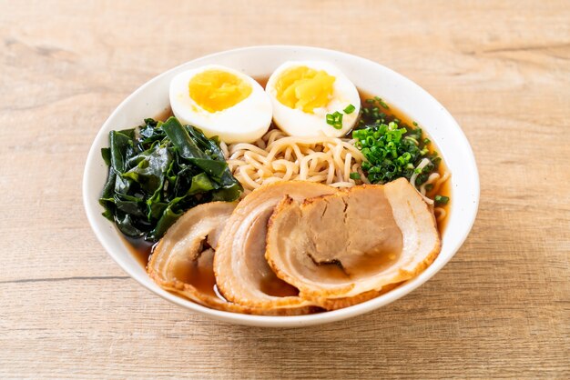 Fideos shoyu ramen con cerdo y huevo