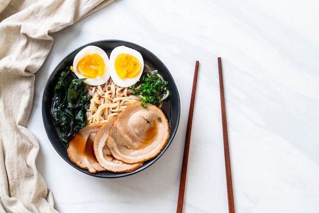 Fideos Shoyu ramen con cerdo y huevo