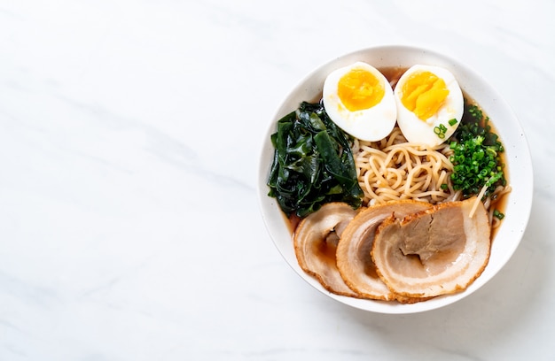 Fideos Shoyu ramen con cerdo y huevo