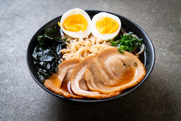 Fideos Shoyu ramen con cerdo y huevo