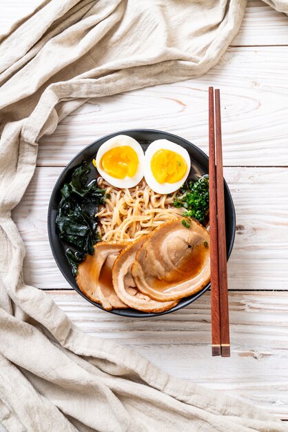 Fideos Shoyu ramen con cerdo y huevo