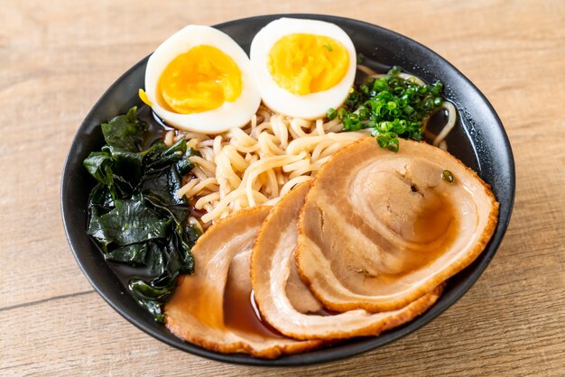 Fideos Shoyu ramen con cerdo y huevo