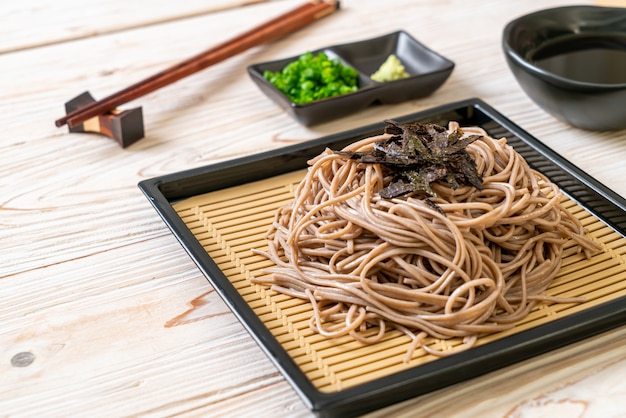 fideos de soba de alforfón frío o ramen zaru