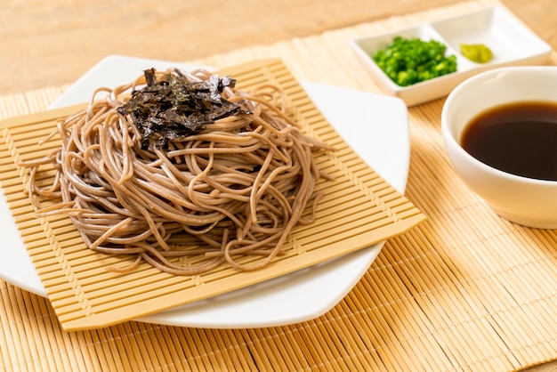 fideos de soba de alforfón frío o ramen zaru