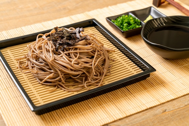 fideos de soba de alforfón frío o ramen zaru