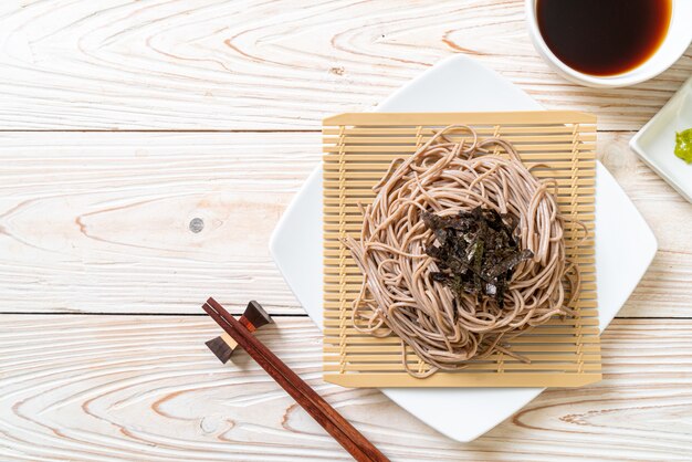 fideos de soba de alforfón frío o ramen zaru