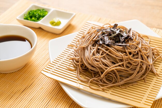 fideos de soba de alforfón frío o ramen zaru