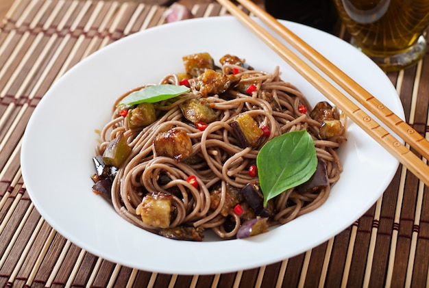 Fideos Soba con berenjenas en salsa agridulce