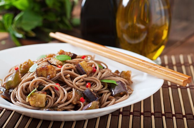 Fideos soba con berenjenas en salsa agridulce