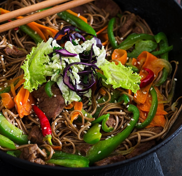 Fideos Soba con carne de res, zanahorias, cebollas y pimientos