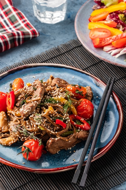 Fideos Soba con carne y verduras