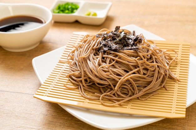 fideos soba fríos de trigo sarraceno o ramen zaru