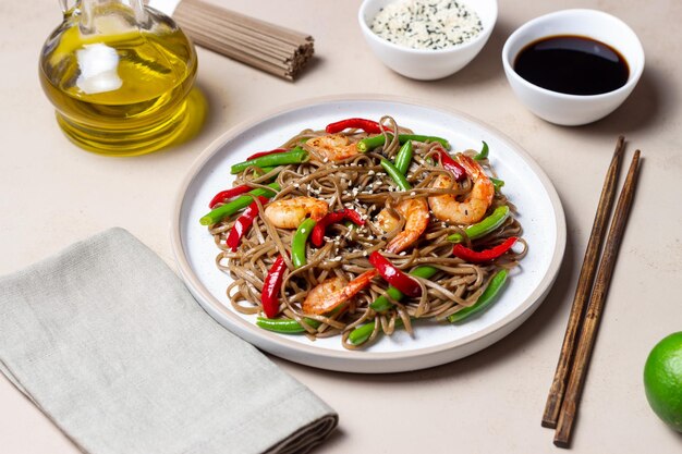 Fideos soba con gambas, pimiento y judías verdes. Cocina japonesa. Comida asiática.