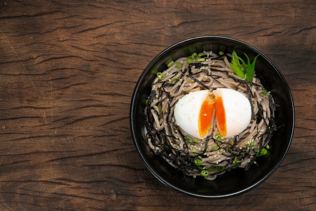 Fideos soba con huevo y salsa de soja shoyu