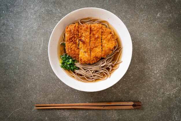 Fideos soba ramen con chuleta de cerdo frita japonesa (tonkatsu) - estilo de comida asiática