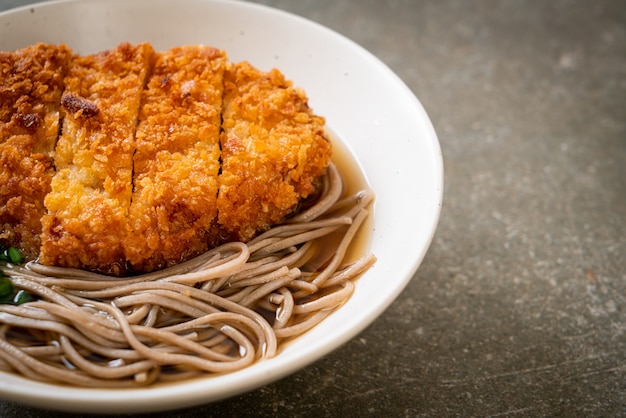 Fideos soba ramen con chuleta de cerdo frita japonesa (tonkatsu)