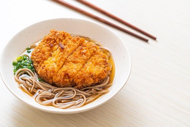 Fideos soba ramen con chuleta de cerdo frita japonesa (tonkatsu)