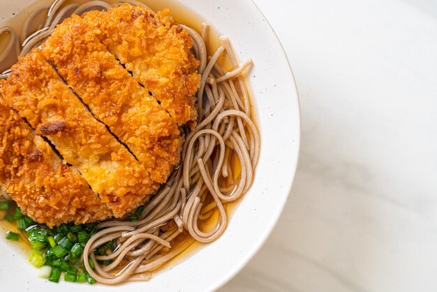 Fideos soba ramen con chuleta de cerdo frita japonesa