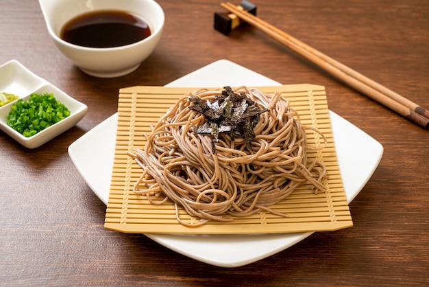 fideos de soba de trigo sarraceno frío o zaru ramen, estilo de comida japonesa