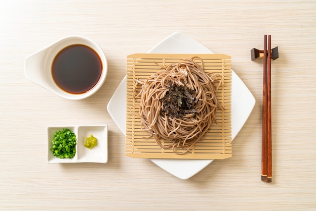 Foto fideos soba de trigo sarraceno fríos o ramen zaru