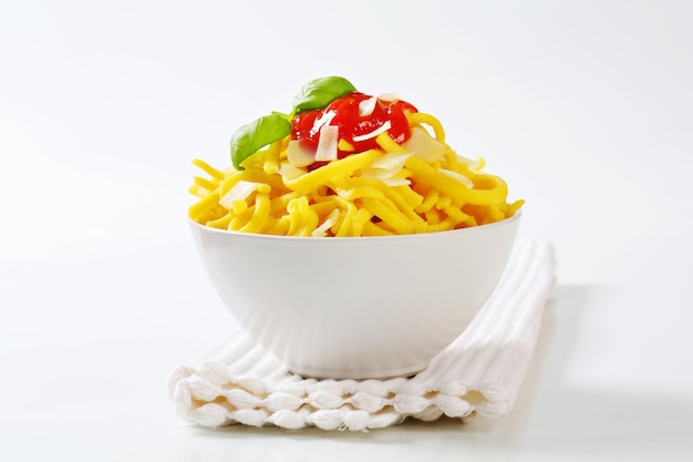 Fideos spaetzli con parmesano y ketchup