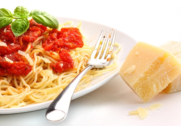 fideos spagettini con salsa de tomate casera y albahaca