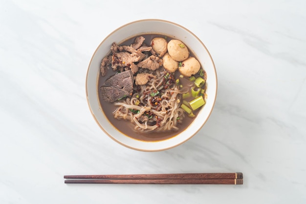 Fideos tailandeses con albóndigas de cerdo guisadas e hígado de cerdo en sopa de sangre