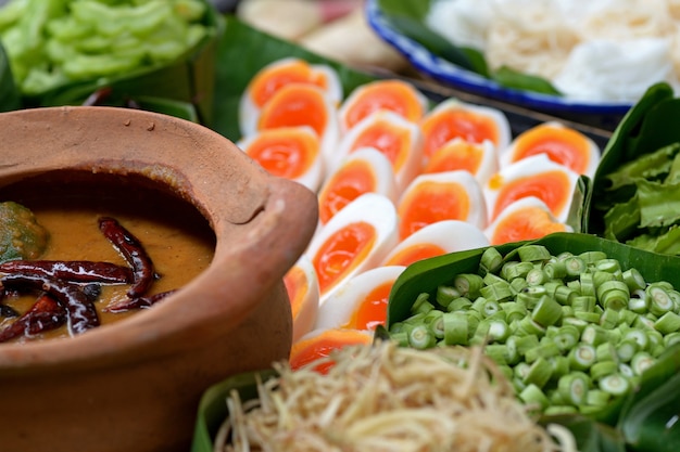 Foto fideos tailandeses comidos con curry