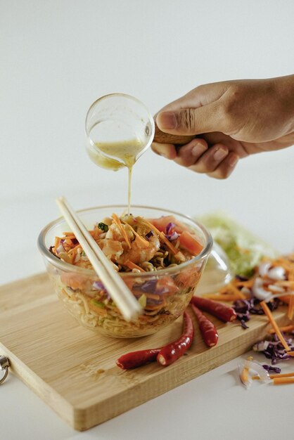 Foto los fideos tailandeses kerabu maggi