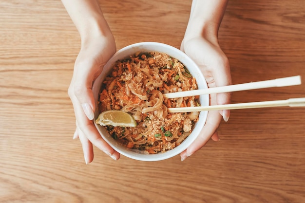 Fideos tailandeses Pad Fondo de tazón tailandés Fideos de arroz tradicionales con camarones y mariscos Comida asiática