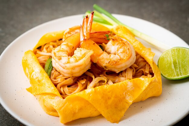 Fideos tailandeses salteados con camarones y envoltura de huevo (Pad Thai)