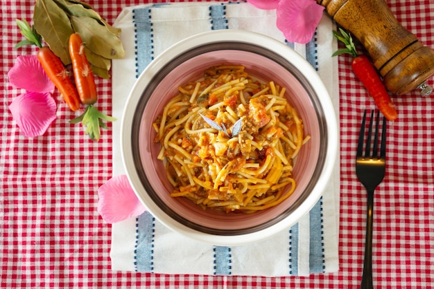 Foto los fideos en el tazón en la mesa