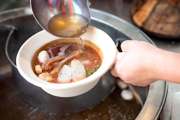 Fideos Tom Yum comida tailandesa en un recipiente blanco