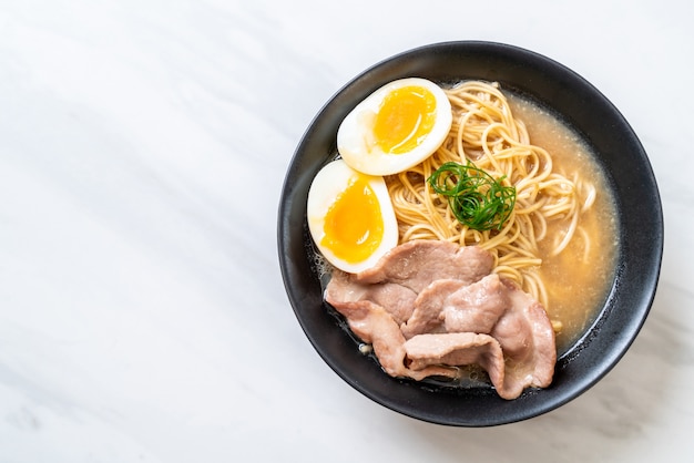 fideos tonkotsu ramen con carne de cerdo y huevo