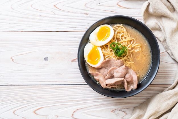 fideos tonkotsu ramen con carne de cerdo y huevo