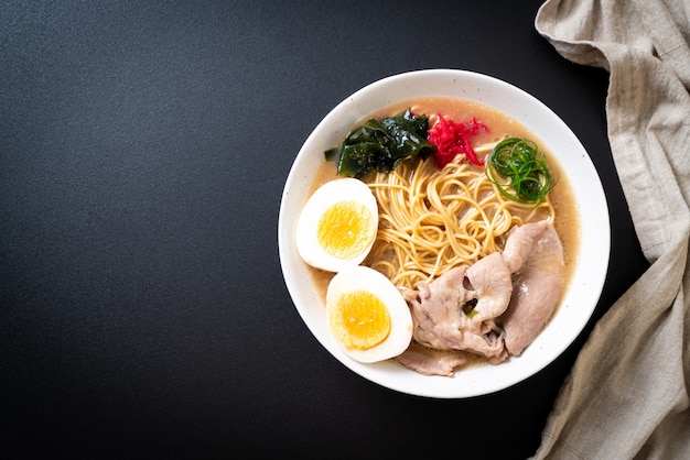 fideos tonkotsu ramen con carne de cerdo y huevo