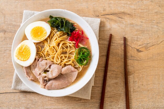 fideos tonkotsu ramen con carne de cerdo y huevo