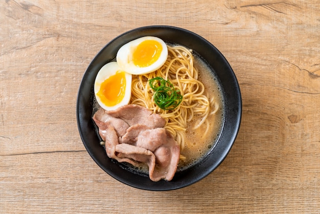 fideos tonkotsu ramen con carne de cerdo y huevo