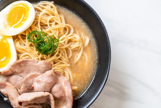 fideos tonkotsu ramen con carne de cerdo y huevo