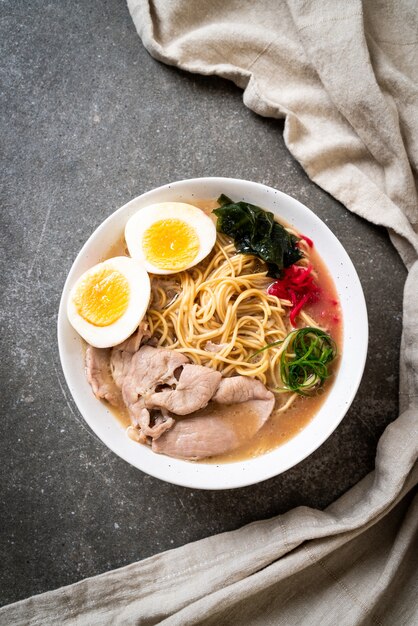 fideos tonkotsu ramen con carne de cerdo y huevo