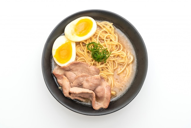 fideos tonkotsu ramen con carne de cerdo y huevo