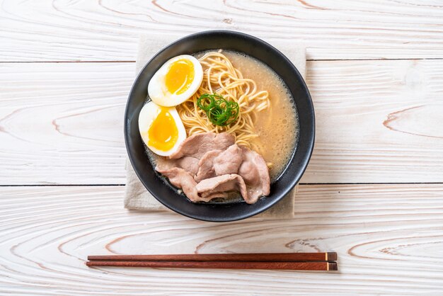 fideos tonkotsu ramen con carne de cerdo y huevo