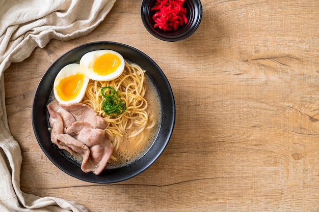 fideos tonkotsu ramen con carne de cerdo y huevo