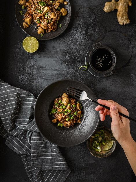 fideos de trigo sarraceno con champiñones sobre un fondo oscuro