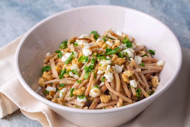 Fideos turcos Eriste con queso, nueces y perejil